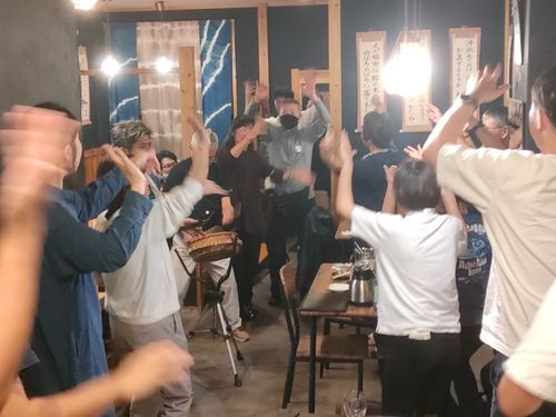 週末は島の方との交流。踊りをマスターすれば立派な島人！