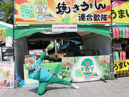 キャベツを使用したご当地グルメ「いわてまち焼きうどん」を発信する、プロレスマスクを被ったキャラクター「キャベツマン」