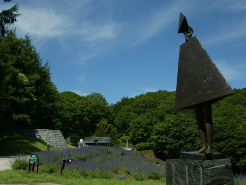 石神の丘美術館（彫刻とラベンダー園）