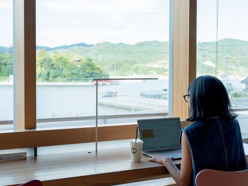 海の見える施設で仕事