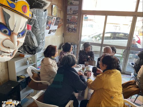 コミュニティ喫茶「ヘバナ」の様子。地域の方々が朝から集います