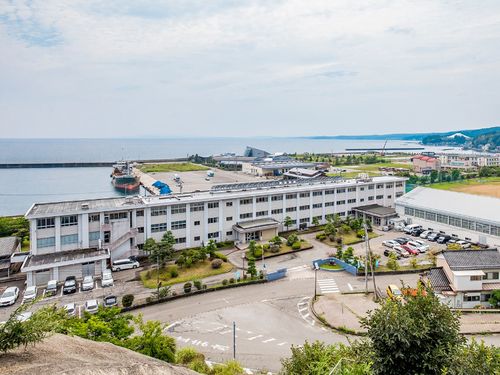 海を間近に望む能登高校