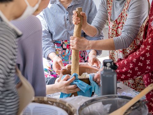 講師の方や参加者さん同士で交流しながら作業します♪