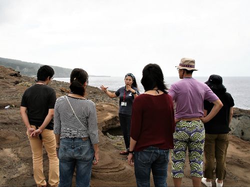 自然ガイドによる島内ツアーの様子。Ⓒ三宅島観光協会