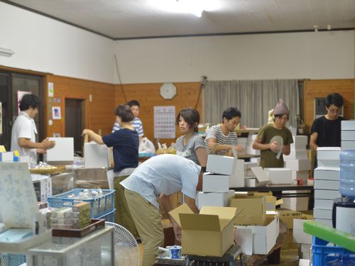 1400件の受注に対応するため、梱包から発送、伝票処理などいろんな方が手伝ってくれた時の大渡商店の店内の様子です。