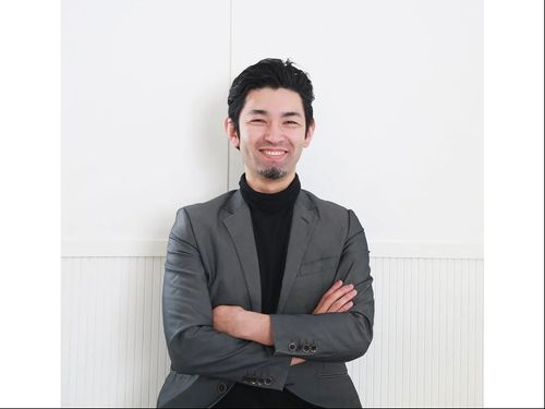 久保田　健一さんは福島県田村市を起点に、地域課題解決やまちづくりに取組む一般社団法人Switchの代表を務めながら、クリエイティブ制作を行う株式会社Shiftの代表取締役を務めている”複業”経営者です。 白河市と同じ福島県内で、廃校を活用した拠点づくり等の街の課題解決をテーマに事業化している久保田さんには、地方都市にあるビジネスチャンスを田村市と白河市の比較をしながら可視化していただきます。