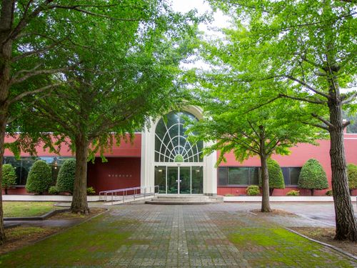 熊石の歴史が学べる歴史資料館。緑が美しいホールではイベントが開催されることも。