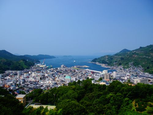八幡浜市の市街地はコンパクトで、生活機能が徒歩圏内に集約しています