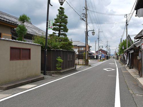 左手の住宅に設られている桟敷窓