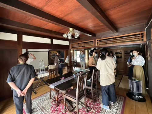 使われていなかった古民家を甦らせ活用した場所を見学したり