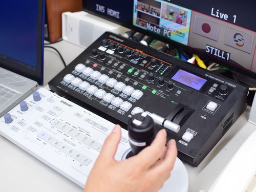 スイッチャーなど本格的な機材を完備。