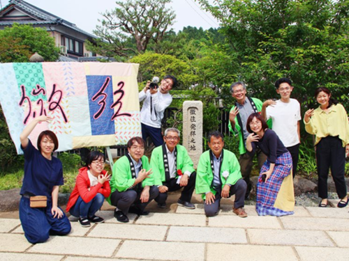 東郷地区は、福井市出身の生活芸人田中佑典さんが提唱する微住®の発祥地です。 世界中の旅人にとってもどんな人でも、地元の人たちとの関係を育みながら旅する新しいスタイルが、このまちできっと見つかります。