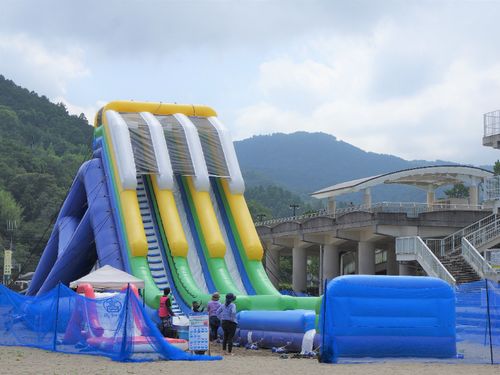 砂浜にはジャンボスライダーも設置！