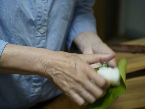 地域のひとと一緒に柿の葉寿司を作ってみたのですが、本当に素早く包んでおり、目が追いつきませんでした。（シャッターも追いついていません・・）