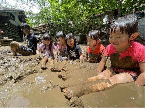 子どもたちは元気いっぱいに自然に抱かれて成長します
