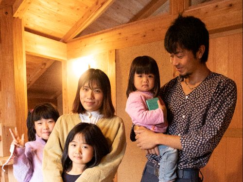 移住してきた小坂ファミリー。哲平さんは大工として活躍している