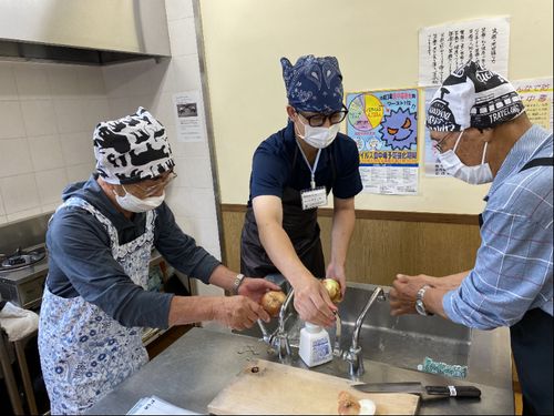 男の料理教室で一緒に活動する社協配属の先輩協力隊の梶原君