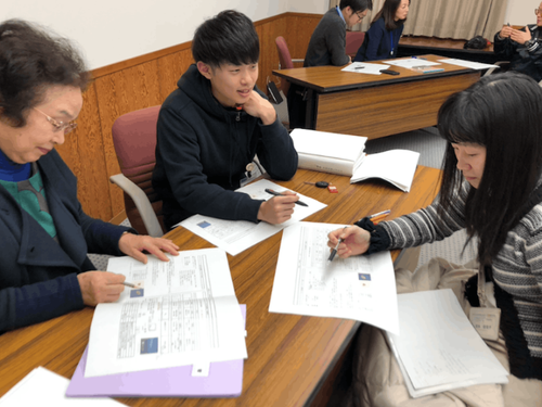 協議会のメンバーと「ふるさと教育」について協議