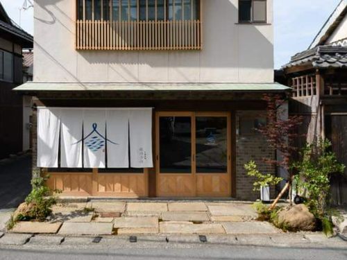 ２０２４年７月にオープンした下津井宿風待汐待。古民家をリノベーションしたゲストハウス。