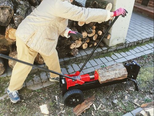 薪割りは大事なルーティンワーク