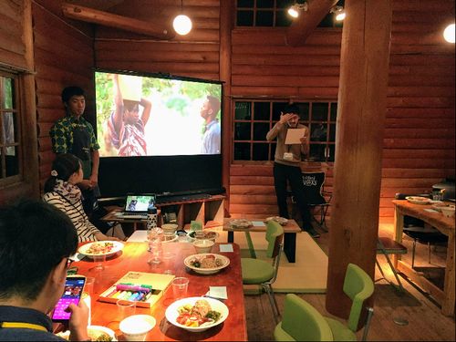ラウンジにて。上映会や食事会の開催も。