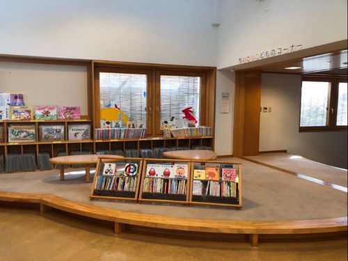 靴を脱いで子どもと一緒に紙芝居や絵本を読めるスペースがあります。（愛知川図書館）