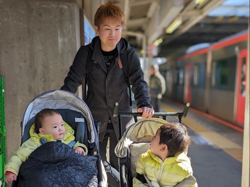 移住前はベビーカーに乗せて電車移動することも