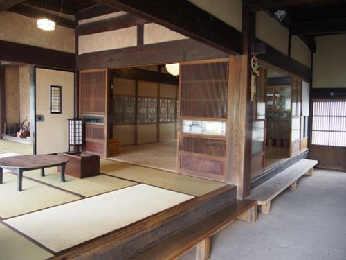囲炉裏などもあり田舎暮らしを体験できます☆