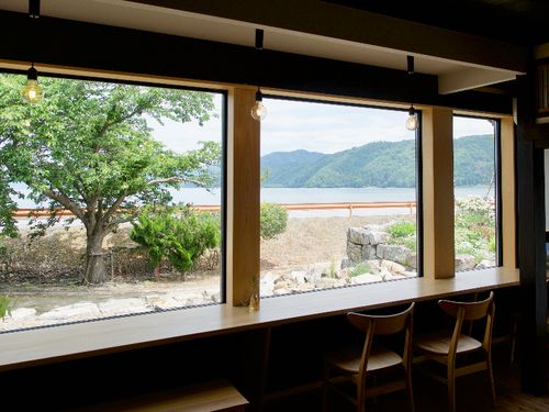 琵琶湖と空の春夏秋冬が広がる　