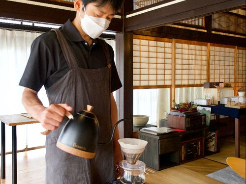 遠赤外線の焙煎機用い、豆との調和を図りながら焙煎。抽出はドリップ式で。（撮影用として喫茶スペースで特別に淹れてもらっています）