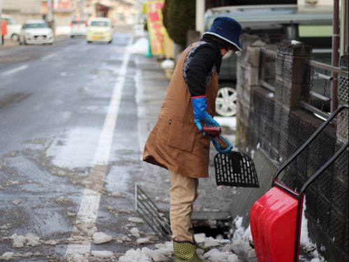 通学路の雪かき。寒さの分だけ、温かさが染みる冬。