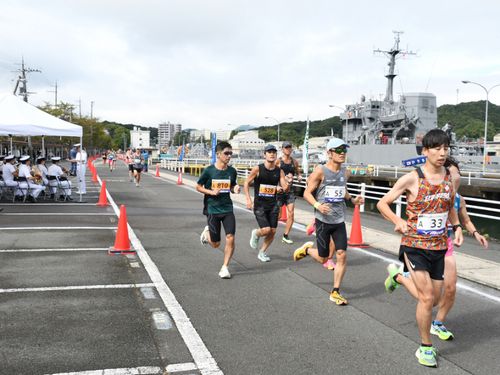 護衛艦を間近に走れる希少な大会！