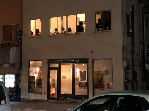 店舗の2階を使ってライブを開催