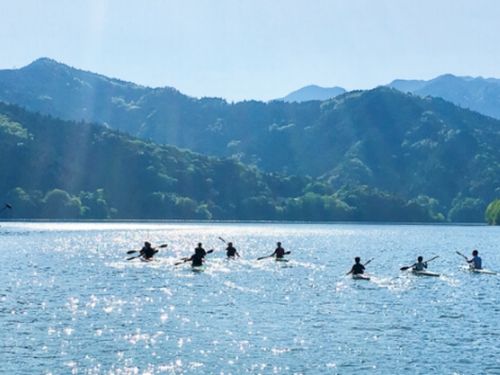 カヌーを楽しめる早明浦（さめうら）湖は優しい輝き