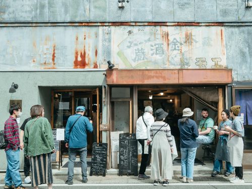 月に一度の、駅前通りの角打ちイベント。出店者には移住者も。