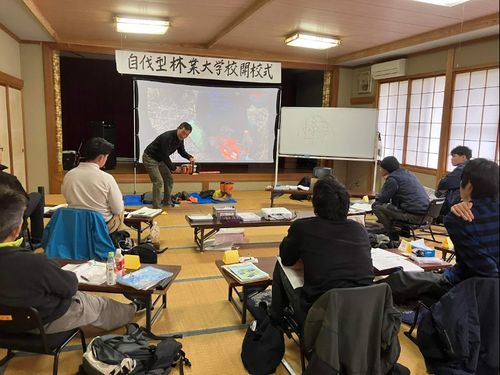 大学校では、実技のほか座学でも林業知識の習得をサポートしています！