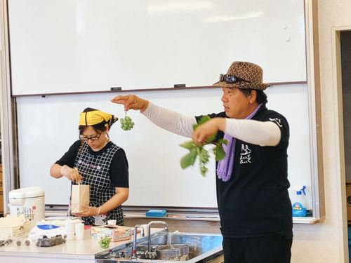 北本さんの熱い説明は涼しい室内で♪ぶどうやハリマ王にんにく加工品の販売もあります！