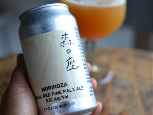 森の座ビールは、地元のイナデイズブルーイングさんと共同で！ラベルは赤松の経木が使われています