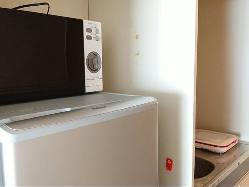 備品。最低限の家電を備え付けています