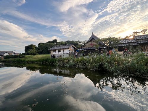 古墳の畔に立つ古民家をお宿に。
