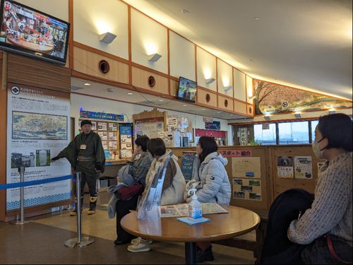 地域の名物ガイドにより、地域をご案内（写真は昨年モニターツアーの様子）