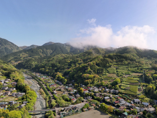 寄地区の真ん中を流れる中津川と周囲の集落・茶畑
