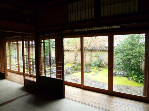 和室から見た京都府指定の庭園