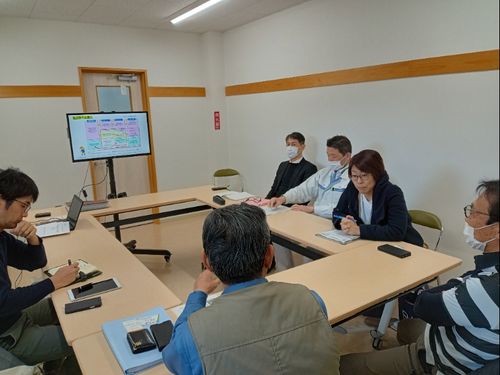 資料をつくり関係者に共有したり