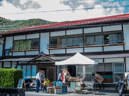 街道側から見た坂勘の外観。イベントを頻繁に行い、地域内外から多くの人が訪れ、さまざまな交流が生まれている。