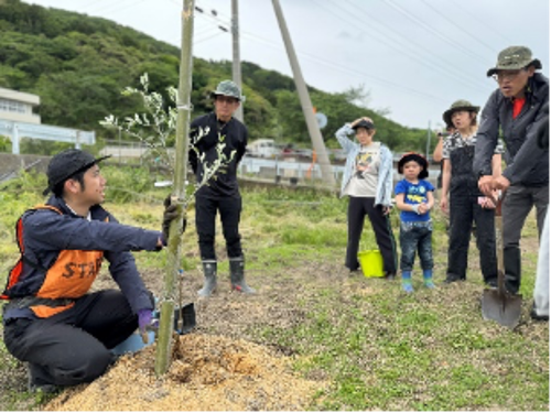 TEAM越前夢おこしの草刈りイベントにて実施された オーナーの植樹イベントで栽培指導