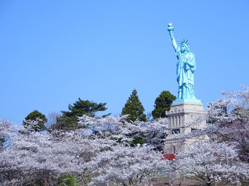 町のシンボル自由の女神