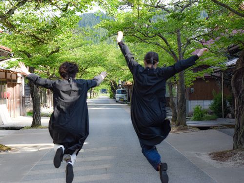 気持ちの良い日に宿の前の道路で飛んでみました☺
