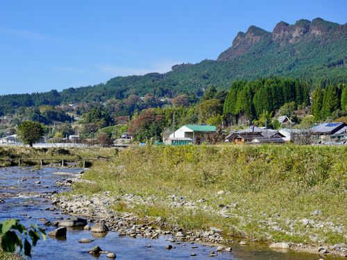 長さ2kmに渡り高さ200mの柱状節理の岩壁が断崖を成す「屏風岩」