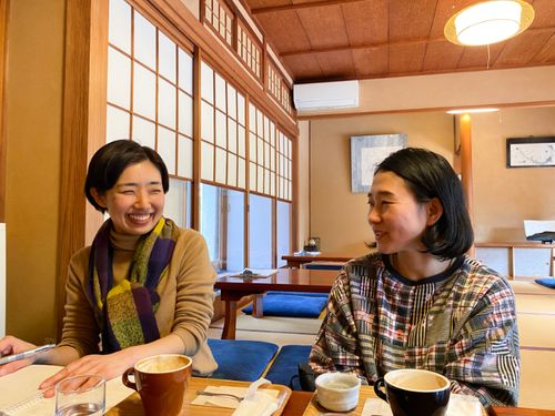 NPO萩博物館まちじゅう博物館で働いている山本さん（左）と、「つぎはぎ農園」で、民泊や農体験等を行なっている石田さん（右）。